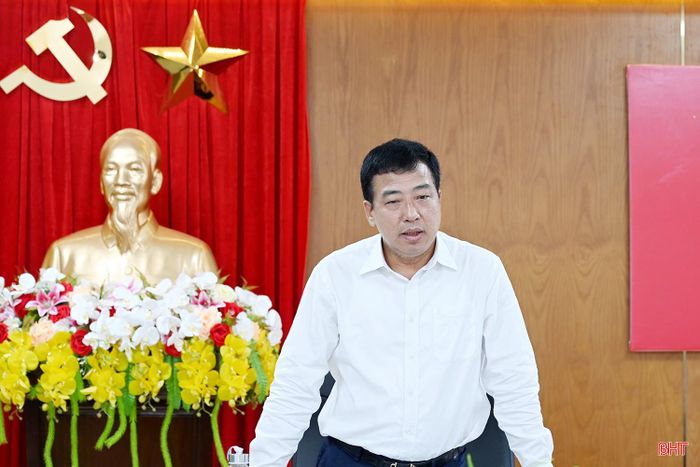 Đồng chí Trần Tú Anh - Ủy viên Ban Thường vụ, Chủ nhiệm UBKT Tỉnh ủy phát biểu tại kỳ họp.