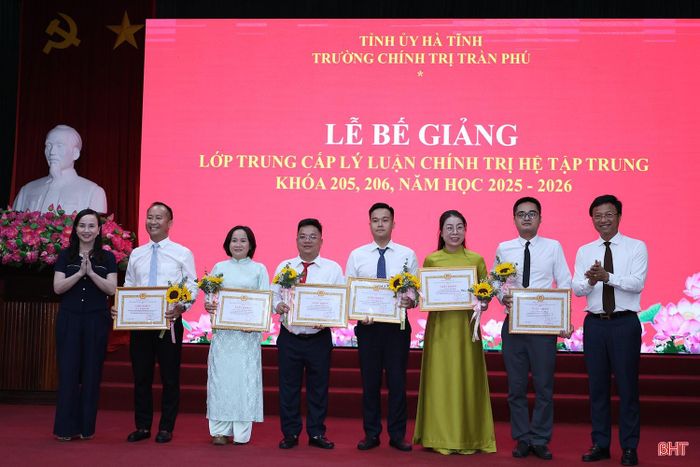 Lãnh đạo Ban Tuyên giáo và Dân vận Tỉnh ủy cùng Hiệu trưởng Trường Chính trị Trần Phú trao giấy khen cho các học viên xuất sắc.