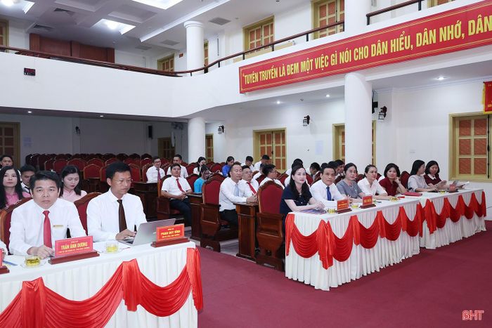Đại biểu tham dự lễ bế giảng.