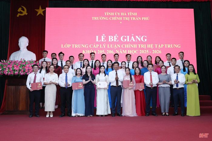 54 học viên các lớp trung cấp lý luận chính trị K205 và K206 nhận bằng tốt nghiệp.