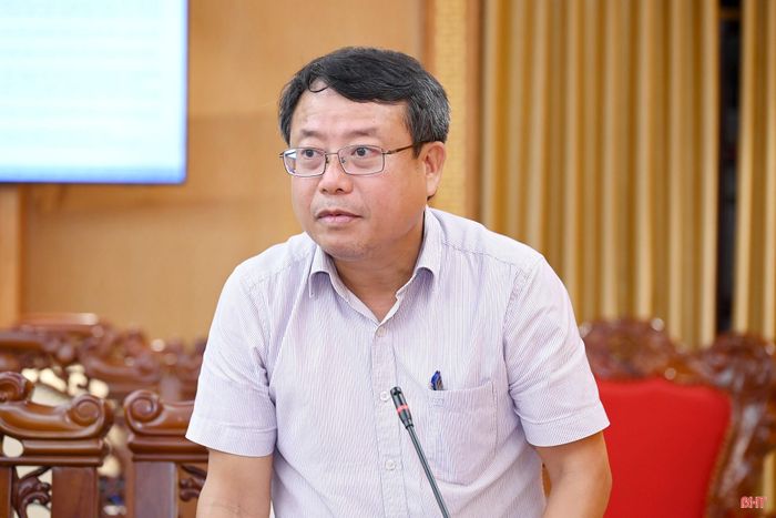 Phó Chủ tịch Thường trực HĐND tỉnh Dương Tất Thắng phát biểu tại cuộc họp.