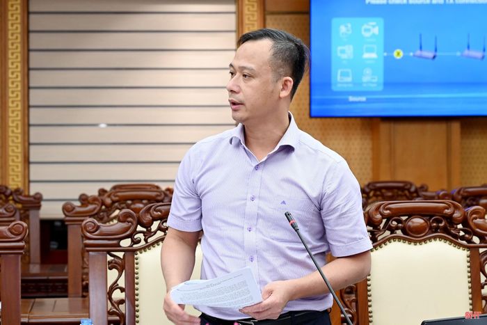 Phó Giám đốc Sở Tài chính Hồ Đức Đàn báo cáo tờ trình về đầu tư Dự án đầu tư xây dựng tuyến đường tỉnh ĐT.553 đoạn từ xã Thạch Xuân - Hương Đô.