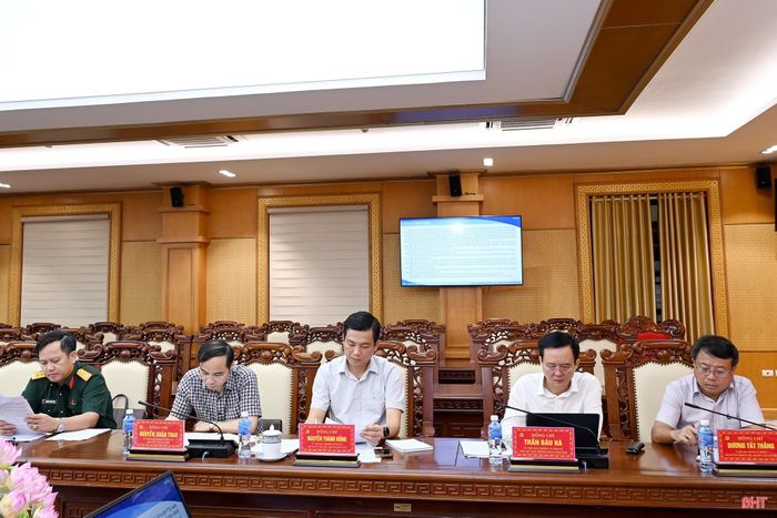  Các đồng chí Ủy viên Ban Thường vụ Tỉnh ủy dự họp. 