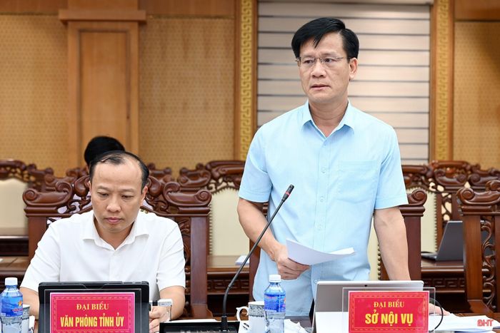 Giám đốc Sở Nội vụ Trịnh Văn Ngọc báo cáo phương án tổng thể sắp xếp, tổ chức lại thôn, tổ dân phố, gắn việc sắp xếp với kiện toàn đội ngũ người hoạt động không chuyên trách tại các thôn, tổ dân phố.