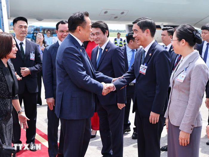 Thủ tướng Thái Lan Anutin Charnvirakul đến Hà Nội, bắt đầu thăm chính thức Việt Nam và tham dự Diễn đàn Tương lai ASEAN (AFF) lần thứ ba. (Ảnh: Minh Đức/TTXVN)