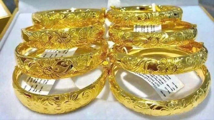 Vàng trang sức được bày bán tại một cửa hàng kinh doanh vàng. (Ảnh: Vietnam+)
