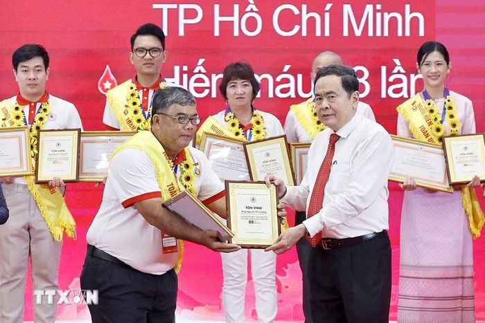 Chủ tịch Quốc hội Trần Thanh Mẫn trao Chứng nhận vinh danh người hiến máu tình nguyện tiêu biểu toàn quốc năm 2026. (Ảnh: Doãn Tấn/TTXVN)