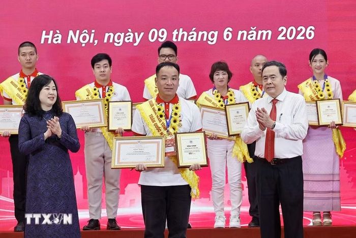 Chủ tịch Quốc hội Trần Thanh Mẫn và Bộ trưởng Y tế Đào Hồng Lan trao Chứng nhận vinh danh và Bằng khen, tôn vinh người hiến máu tình nguyện tiêu biểu toàn quốc năm 2026. (Ảnh: Doãn Tấn/TTXVN)