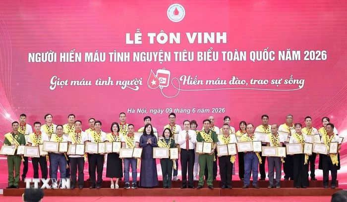 Chủ tịch Quốc hội Trần Thanh Mẫn và Bộ trưởng Y tế Đào Hồng Lan trao Chứng nhận vinh danh và Bằng khen, tôn vinh người hiến máu tình nguyện tiêu biểu toàn quốc năm 2026. (Ảnh: Doãn Tấn/TTXVN)