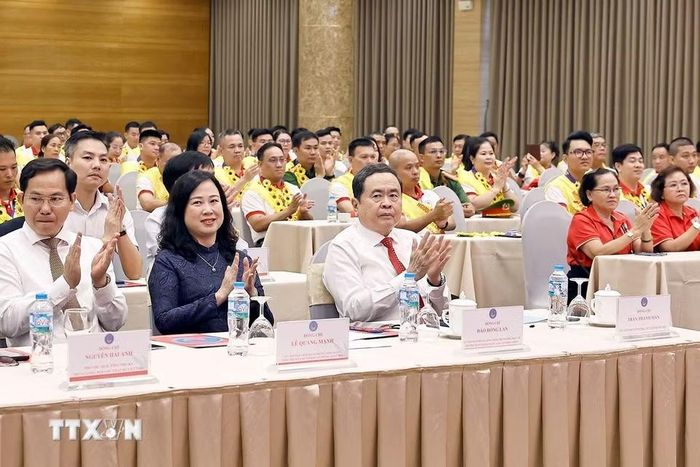 Chủ tịch Quốc hội Trần Thanh Mẫn và đại biểu dự Lễ tôn vinh người hiến máu tình nguyện tiêu biểu toàn quốc năm 2026. (Ảnh: Doãn Tấn/TTXVN)