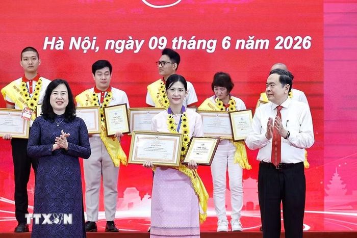 Chủ tịch Quốc hội Trần Thanh Mẫn và Bộ trưởng Y tế Đào Hồng Lan trao Chứng nhận vinh danh và Bằng khen, tôn vinh người hiến máu tình nguyện tiêu biểu toàn quốc năm 2026. (Ảnh: Doãn Tấn/TTXVN)