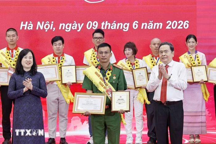 Chủ tịch Quốc hội Trần Thanh Mẫn và Bộ trưởng Y tế Đào Hồng Lan trao Chứng nhận vinh danh và Bằng khen, tôn vinh người hiến máu tình nguyện tiêu biểu toàn quốc năm 2026. (Ảnh: Doãn Tấn/TTXVN)