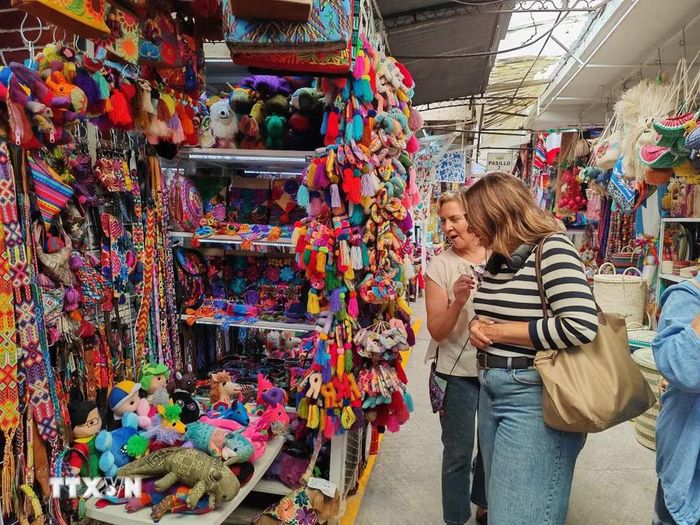 Du khách chọn mua quà lưu niệm tại chợ La Ciudadela ở thủ đô Mexico City. (Ảnh: Phương Lan/TTXVN)