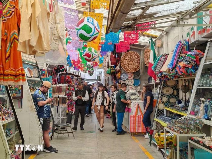 Chợ thủ công truyền thống La Ciudadela ở thủ đô Mexico City thu hút lượng lớn khách tham quan trước thềm World Cup 2026. (Ảnh: Phương Lan/TTXVN)