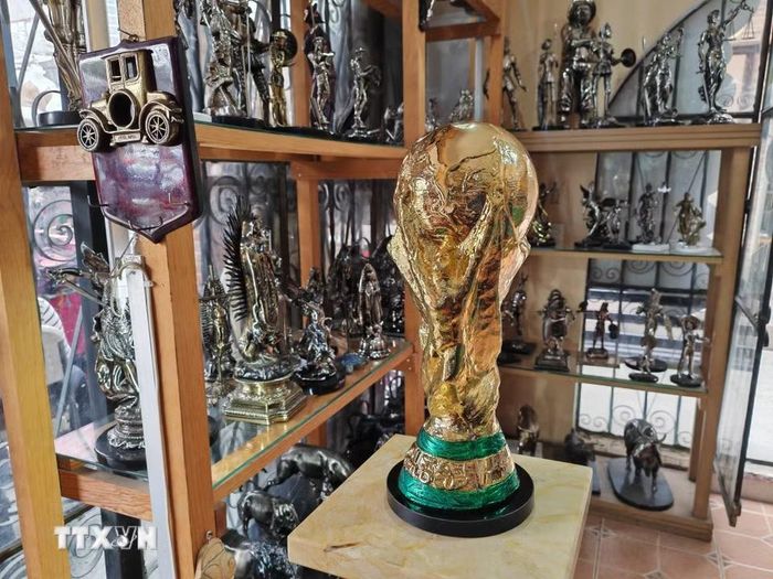 Mô hình cúp vàng FIFA World Cup 2026 được bày bán tại một cửa hàng lưu niệm ở chợ thủ công La Ciudadela ở thủ đô Mexico City. (Ảnh: Phương Lan/TTXVN)