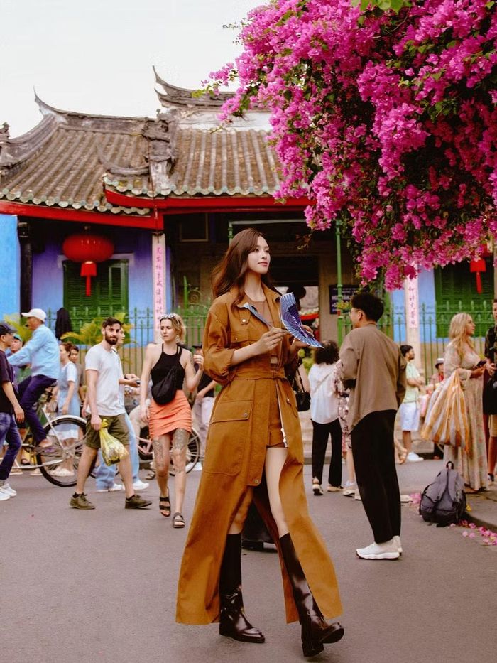Dạo bước qua những con phố cổ quen thuộc, những góc nhỏ bình yên hay hòa mình vào nhịp sống địa phương, người đẹp sinh năm 2000 mang đến hình ảnh nữ tính, nhẹ nhàng nhưng vẫn đầy cuốn hút.