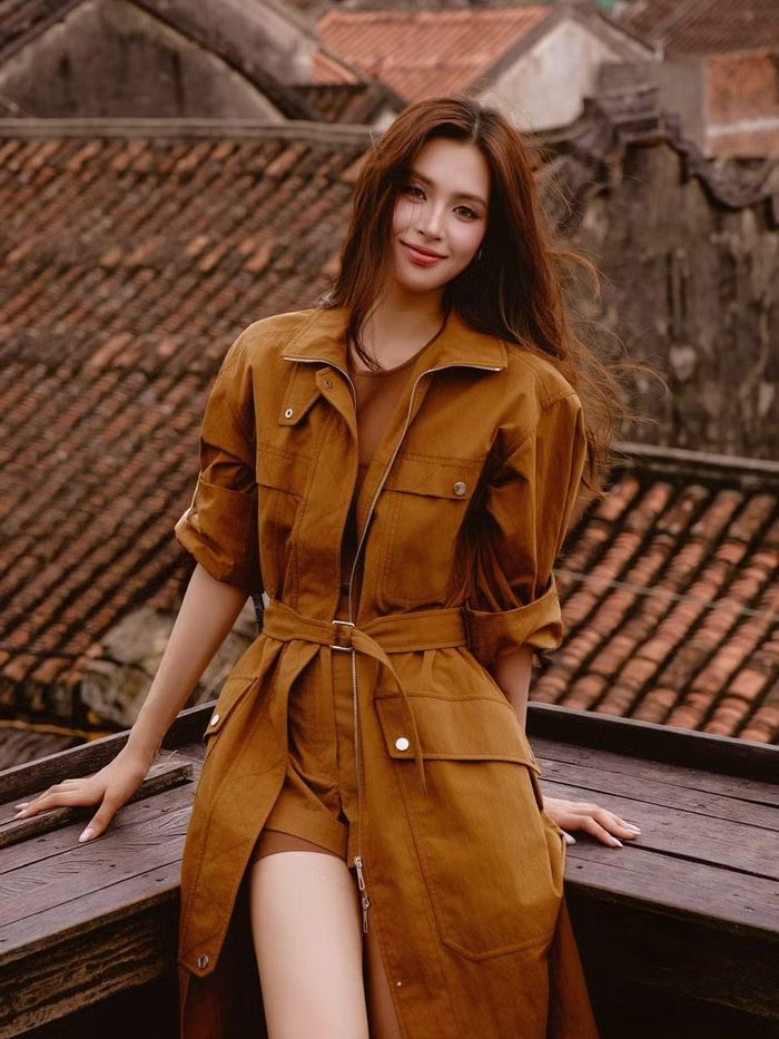 Nếu ngày đầu đăng quang, Trần Tiểu Vy mang vẻ trong trẻo, hồn nhiên của tuổi 18 thì người đẹp của hiện tại ngày càng sắc sảo, đằm thắm và trưởng thành.