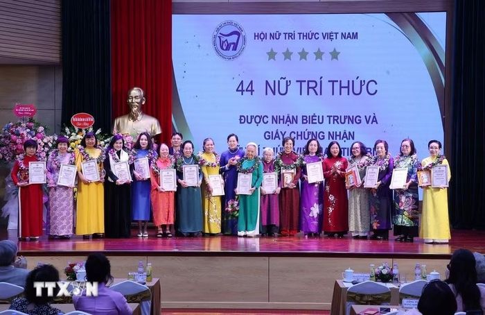 Trao chứng nhận tôn vinh các nữ trí thức Việt Nam tiêu biểu. (Ảnh: Văn Điệp/TTXVN)