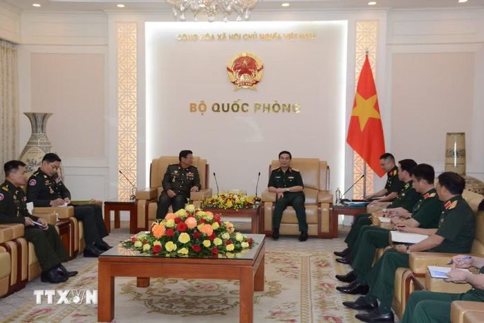 Phó Thủ tướng, Bộ trưởng Bộ Quốc phòng Phan Văn Giang tiếp Quốc vụ khanh Bộ Quốc phòng Campuchia Đại tướng Prak Sovanna. (Ảnh: TTXVN phát)