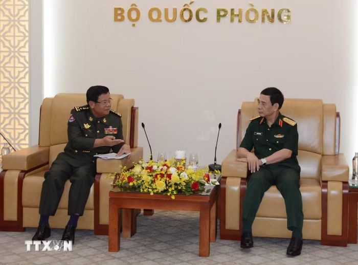Phó Thủ tướng, Bộ trưởng Bộ Quốc phòng Phan Văn Giang tiếp Quốc vụ khanh Bộ Quốc phòng Campuchia Đại tướng Prak Sovanna. (Ảnh: TTXVN phát)