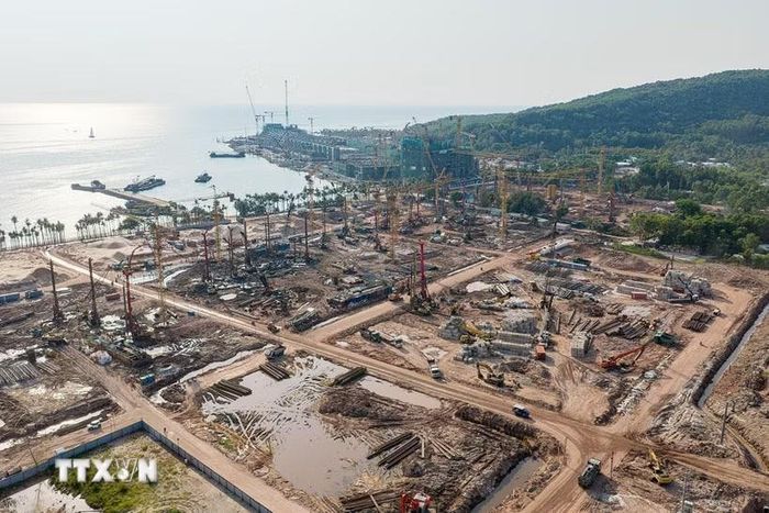 Các dự án, công trình hạ tầng phục vụ Hội nghị Cấp cao APEC 2027 đang giai đoạn thi công trên đại công trường Phú Quốc (An Giang). (Ảnh: TTXVN phát)