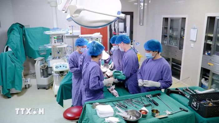 Bệnh viện đa khoa Hùng Vương, tỉnh Phú Thọ thực hiện phẫu thuật thay khớp háng cho bệnh nhân. (Ảnh: Nguyễn Thảo/TTXVN)