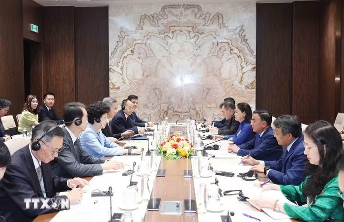 Thường trực Ban Bí thư Trần Cẩm Tú tiếp Phó Chủ tịch Chính hiệp Toàn quốc Trung Quốc Hàm Huy. (Ảnh: Phương Hoa/TTXVN)