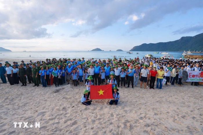 Chương trình làm sạch môi trường biển lan tỏa ý thức bảo vệ hệ sinh thái bền vững. (Ảnh: TTXVN phát)
