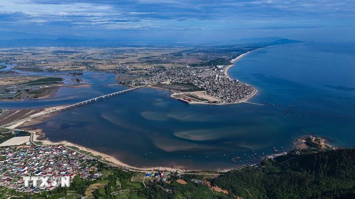 Cầu Cửa Nhượng bắc qua cửa biển và bãi biển Thiên Cầm có hình cánh cung tạo nên cảnh đẹp ấn tượng. (Ảnh: Hữu Quyết/TTXVN)