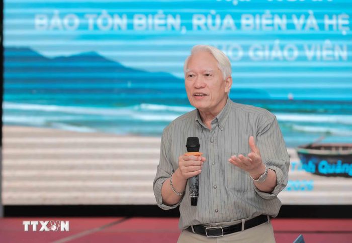 Phó Giáo sư, Tiến sỹ Nguyễn Chu Hồi, Phó Chủ tịch Thường trực Hội Thủy sản Việt Nam nhấn mạnh vai trò của giáo dục trong bảo tồn biển, góp phần nâng cao nhận thức cộng đồng về bảo vệ hệ sinh thái biển bền vững. (Ảnh: Phan Phương/TTXVN)