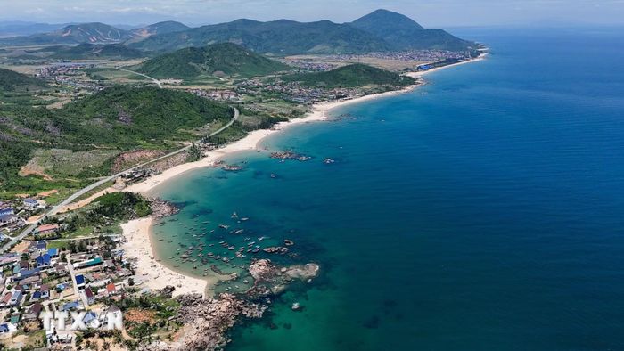 Biển Kỳ Xuân mang vẻ đẹp hoang sơ, nơi biển xanh hòa cùng nhịp sống bình dị của ngư dân miền Trung. (Ảnh: Hữu Quyết - TTXVN)