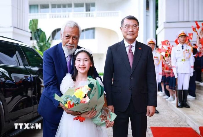 Thiếu nhi Thủ đô tặng hoa chào mừng Thủ tướng Timor-Leste Kay Rala Xanana Gusmão sang thăm chính thức Việt Nam và tham dự Diễn đàn Tương lai ASEAN lần thứ ba. (Ảnh: Dương Giang/TTXVN)