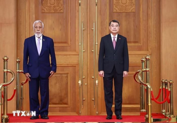 Thủ tướng Lê Minh Hưng và Thủ tướng Timor-Leste Kay Rala Xanana Gusmão nghe quân nhạc cử Quốc thiều hai nước. (Ảnh: Dương Giang/TTXVN)