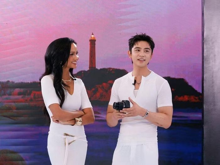 Huấn luyện viên H'Hen Niê hỗ trợ thí sinh trong thử thách videoshoot quảng bá sản phẩm. (Ảnh: BTC)