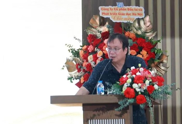 Nhà thơ Nguyễn Tiến Thanh, Chủ tịch Hội đồng Thành viên, Tổng Giám đốc Nhà xuất bản Giáo dục Việt Nam phát biểu tại lễ phát động. (Ảnh: PV/Vietnam+)