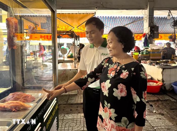 Điểm bán thịt lợn "Tick xanh trách nhiệm" được trang bị tủ mát để bảo quản sản phẩm. (Ảnh: Hương Giang/TTXVN)