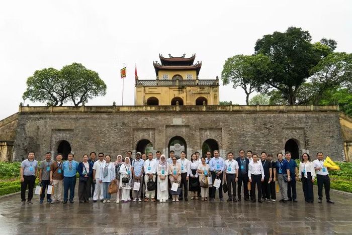 Đoàn đại biểu thăm Hoàng Thành Thăng Long. (Nguồn: Báo Chính phủ)