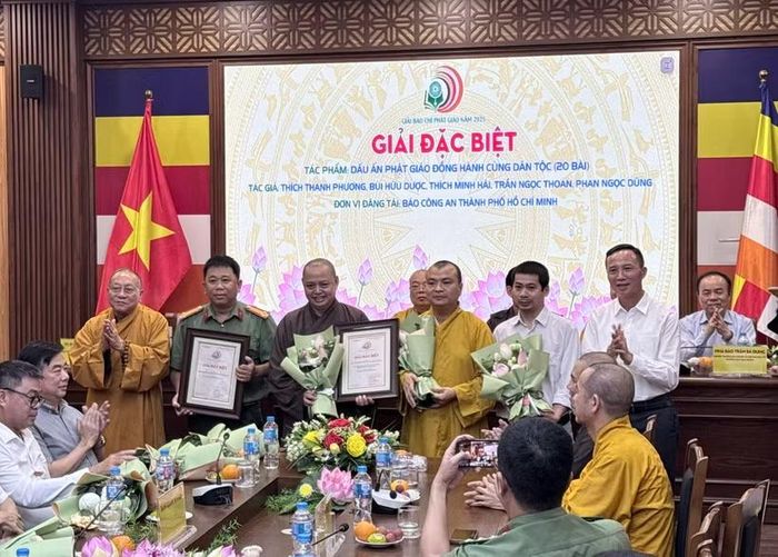 Trao Giải Đặc biệt Giải Báo chí Phật giáo năm 2025 cho nhóm tác giả đoạt giải. (Ảnh: PV/Vietnam+)