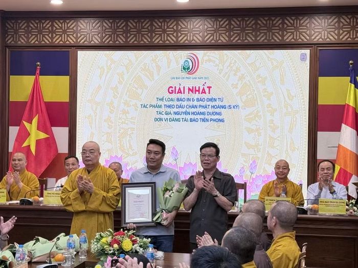 Trao giải Nhất thể loại Báo in và Báo điện tử Giải Báo chí Phật giáo năm 2025 cho nhóm tác giả đoạt giải. (Ảnh: PV/Vietnam+)