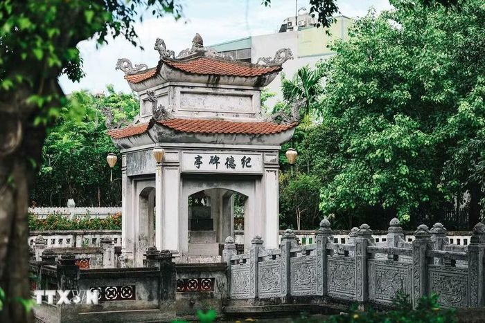 Nhà bia trong khuôn viên đình Phúc Xá, được xây dựng giữa ao, là một phần của quần thể di tích làng Phúc Xá-Bắc Biên, nơi lưu giữ nhiều dấu tích lịch sử, tín ngưỡng của cộng đồng cư dân ven sông Hồng. (Ảnh: Phạm Tuấn Anh/TTXVN)