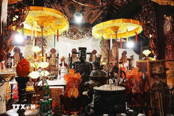 Tượng Thái úy Việt Quốc công Lý Thường Kiệt được đặt trang trọng trong đình Phúc Xá. (Ảnh: Phạm Tuấn Anh/TTXVN)