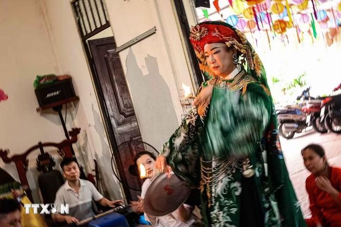 Hầu đồng tại đền thờ Đức Ông-Đào Kỳ Đại tướng quân; đây là một hình thức sinh hoạt tín ngưỡng dân gian quen thuộc, qua tiếng hát văn, nhịp đàn, trang phục và nghi lễ người dân gửi ước vọng bình an, may mắn, kết nối với cội nguồn tâm linh. (Ảnh: Phạm Tuấn Anh/TTXVN)