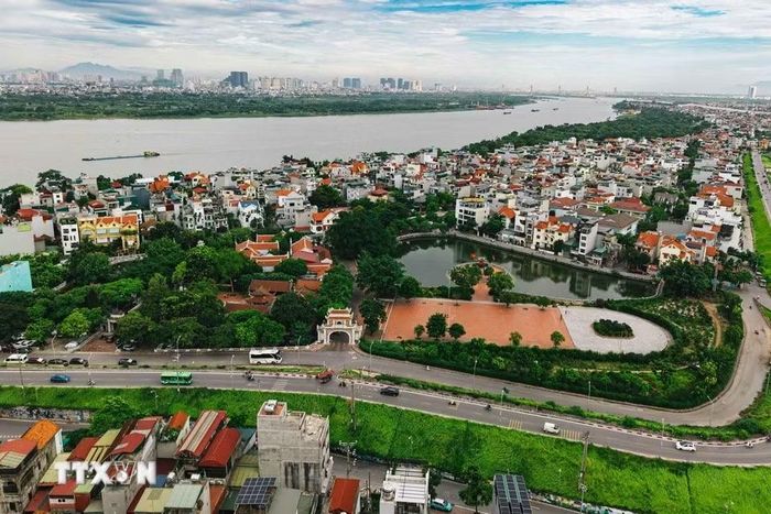 Giữa nhịp sống đô thị hiện đại, cụm đình-chùa-ao làng và những mái nhà ven sông gợi dấu tích của một ngôi làng cổ hơn 1.000 năm tuổi, gắn với lịch sử Thăng Long-Hà Nội. (Ảnh: Phạm Tuấn Anh/TTXVN)