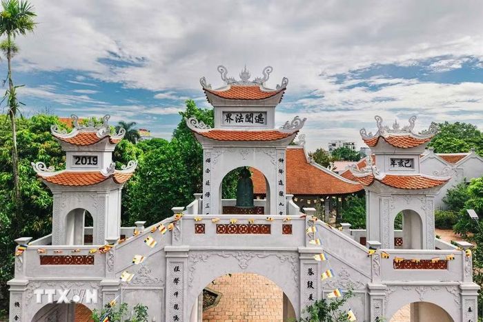 Gác chuông chùa Bắc Biên nhìn từ phía trước. Đây là nơi lưu giữ chuông cổ bảo vật quốc gia gắn với lịch sử làng Phúc Xá-Bắc Biên. (Ảnh: Phạm Tuấn Anh/TTXVN)