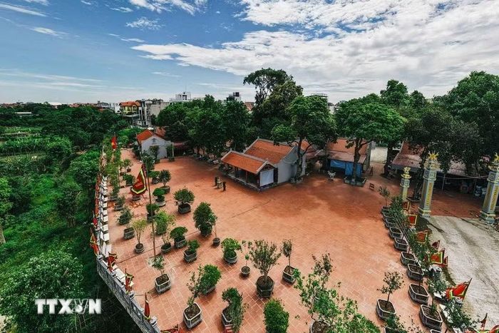 Đền Rừng nằm ven sông Hồng, là không gian thờ Chúa Thượng Ngàn, Thánh Linh Lang và còn lưu giữ nhiều hiện vật có giá trị lịch sử, văn hóa; ngày 28/2/2025, Ủy ban Nhân dân Thành phố Hà Nội ban hành Quyết định số 1168/QĐ-Ủy ban Nhân dân xếp hạng Đền Rừng là Di tích lịch sử-văn hóa cấp thành phố. (Ảnh: Phạm Tuấn Anh/TTXVN)