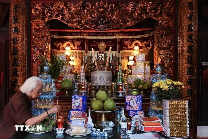 Không gian thờ tự Thái úy Việt Quốc công Lý Thường Kiệt cùng các vị thành hoàng trong đình Phúc Xá. (Ảnh: Phạm Tuấn Anh/TTXVN)