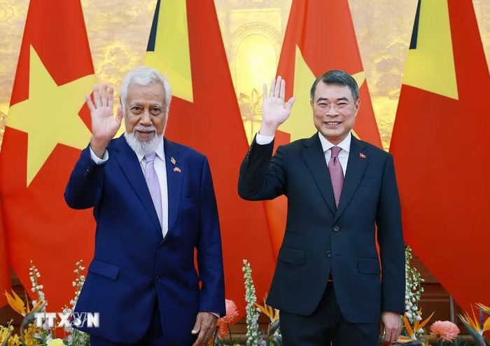 Thủ tướng Lê Minh Hưng và Thủ tướng Timor-Leste Kay Rala Xanana Gusmão chụp ảnh chung. (Ảnh: Dương Giang/TTXVN)