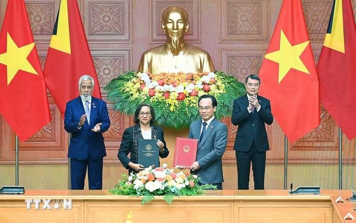 Thủ tướng Lê Minh Hưng và Thủ tướng Timor-Leste Kay Rala Xanana Gusmão chứng kiến trao Bản ghi nhớ giữa Bộ Giáo dục và Đào tạo Việt Nam và Bộ Giáo dục Đại học, Khoa học và Văn hóa Timor-Leste về hợp tác giáo dục đại học và bản ghi nhớ về hợp tác giáo dục với Bộ Giáo dục Timor-Leste. (Ảnh: Dương Giang/TTXVN)