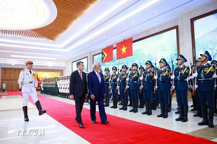 Thủ tướng Lê Minh Hưng và Thủ tướng Timor-Leste Kay Rala Xanana Gusmão duyệt Đội danh dự Quân đội nhân dân Việt Nam. (Ảnh: Dương Giang/TTXVN)