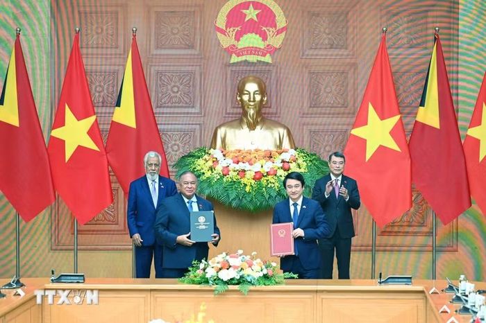 Thủ tướng Lê Minh Hưng và Thủ tướng Timor-Leste Kay Rala Xanana Gusmão chứng kiến trao Hiệp định giữa Chính phủ hai nước về miễn thị thực cho người mang hộ chiếu phổ thông. (Ảnh: Dương Giang/TTXVN)
